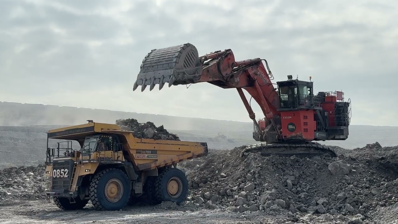 The Big Excavator HITACHI Ex 2600-7 Loading buttom on HD 785 komatsu dumper ~ miningstory 