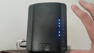 La luz LED de 'US' parpadea en la módem router Internet Airis TG2482 Tigo, sin conexión a Internet.