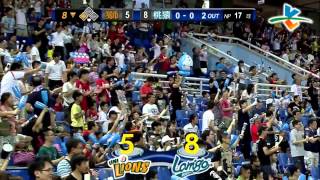 20130816 CPBL 獅VS桃猿 8下詹帥超級帥氣的三壘安打 再送余德龍回家