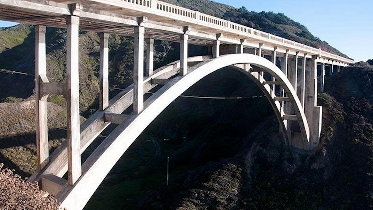 Cầu Làng Tống không thẩm định được chuyển công trình khác - cảnh bà con đi lại vất vả quá