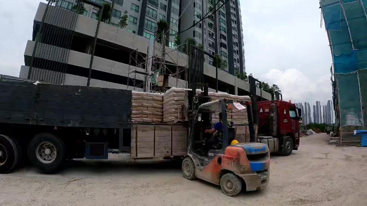 penurunan simen di site cheras - treler kargo