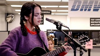 Olivia Rodrigo | Traitor (Live Performance) Acoustic Version 2021 (HD) Resimi