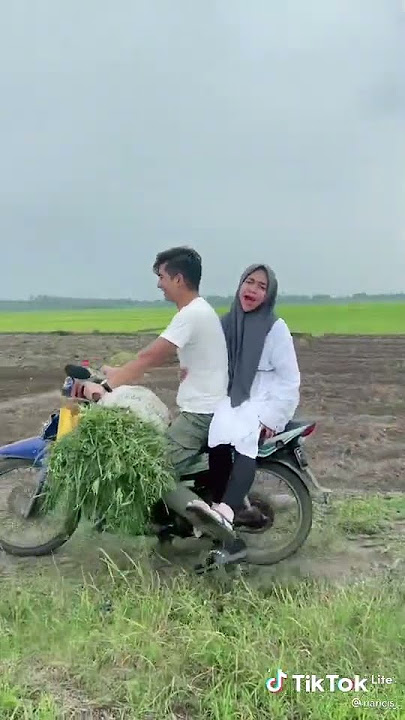Nostagia Ria Ricis dengan Teuku Riyan Naik Sepeda Dijalan Pinggir Sawah Dengan Pemandangan