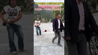 A man came to pick up his girlfriend for Chongyang Festival, greeted her enthusiastically, but left