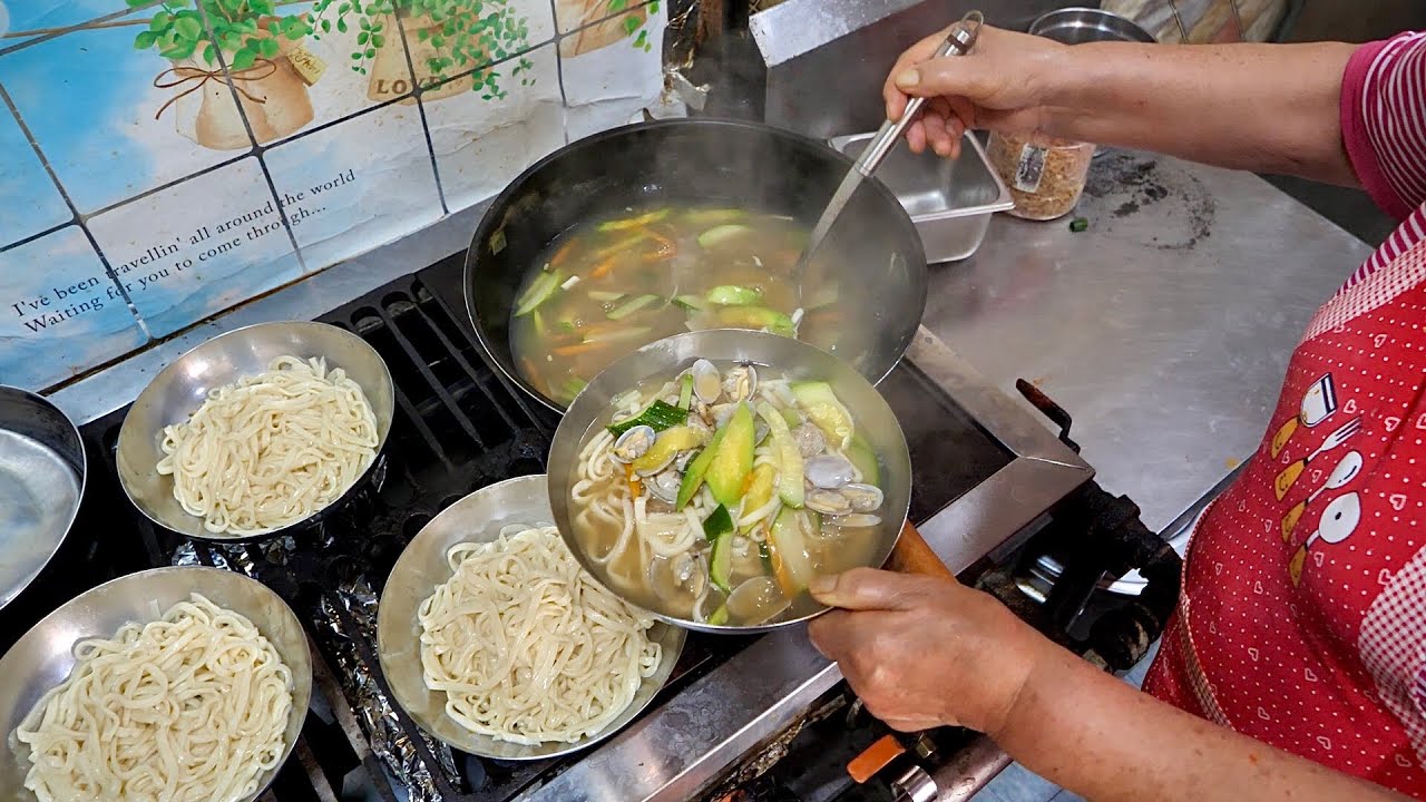 남기면 혼나! 양많고 정많은 의정부 욕쟁이 뚱보할매?! 인심 가득! 산더미 칼국수, 비빔국수, 수구레 국밥 시장음식 Best 4 - korean street food