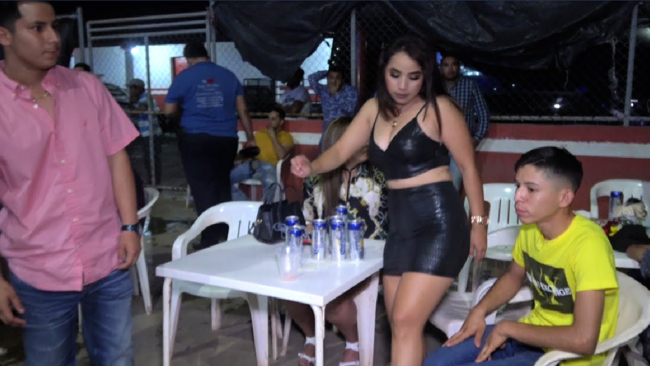 Volvio La chica de negro --Mamita  linda mira que show de baile nos va a mostrar !!