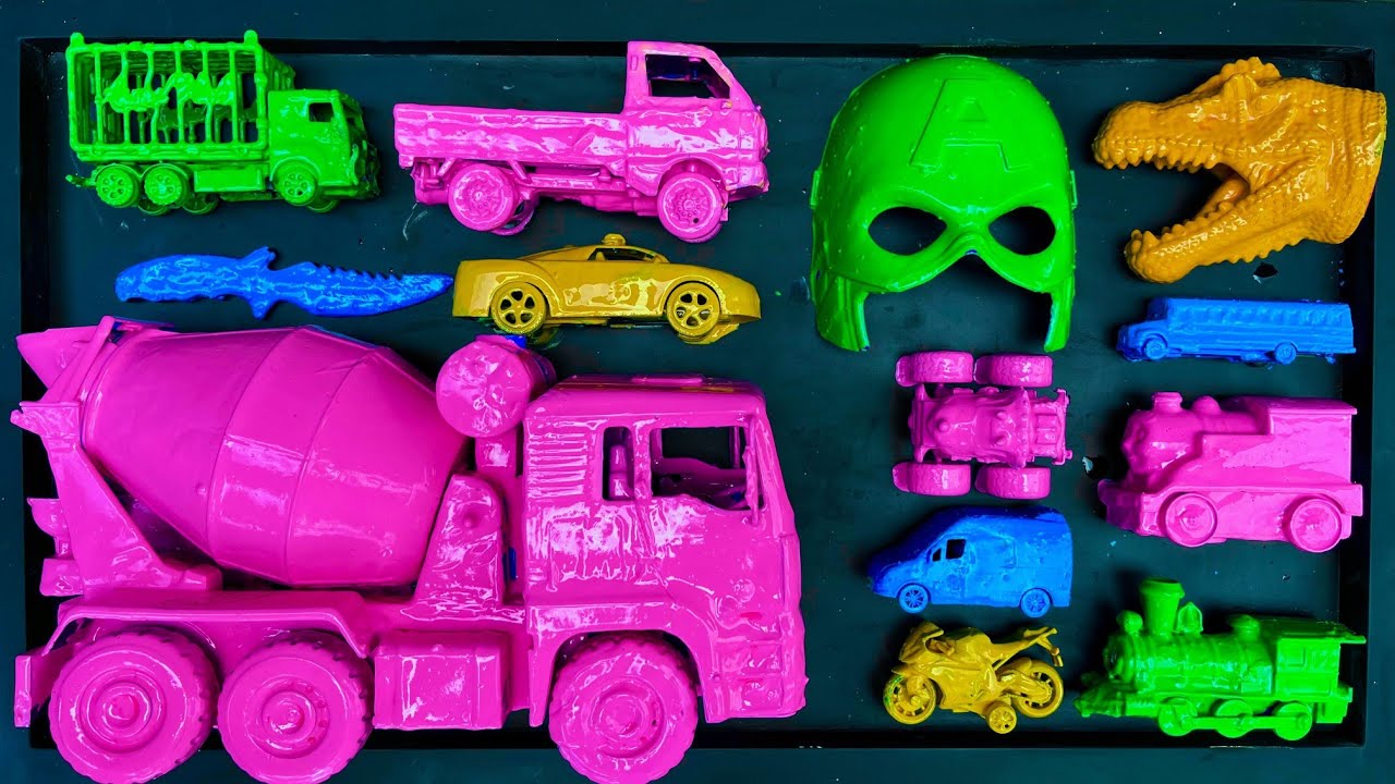 Membersihkan mainan mobil truk molen, mobil ambulan, mobil polisi, kereta api, motor balap