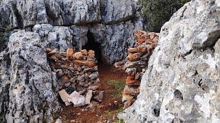 Я построил укрытие из камней и кустов в маленькой пещере в опасных горах.Bushcraft-survival