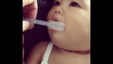 Clean teeth with Tiny Buds chewbrush