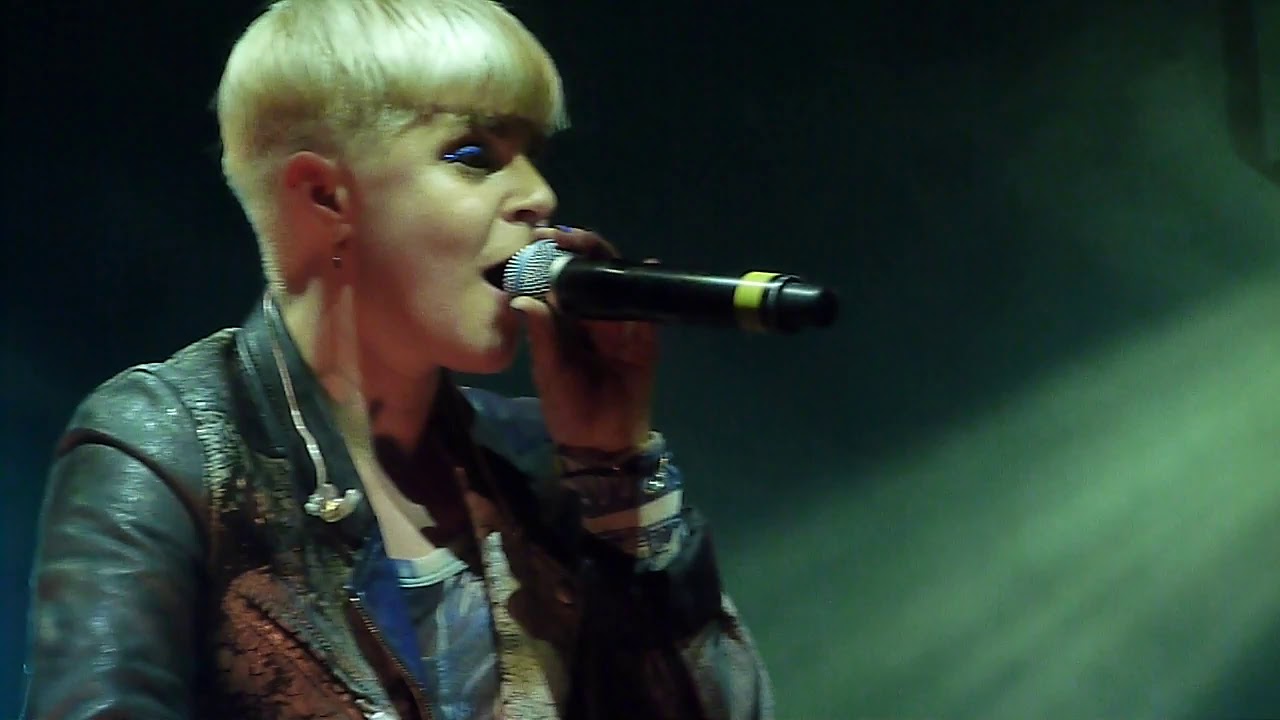 Robyn Show Me Love Acoustic At Echo Beach Toronto June 3rd 2011 Robyn show me love acoustic at echo beach toronto june 3rd 2011