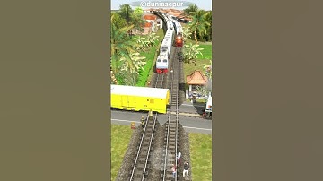 😱 3 Kereta Api Berebut Jalur Di Palang Pintu Perlintasan #keretaapi #trending #railway #train