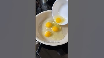 How to fry perfect eggs starting with cold oil