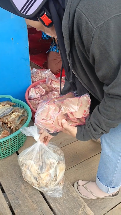 beli oleh-oleh desa kuala Selakau #jalanjalan #vlog #motovlog #kalimantanbarat #sambas #kotadandesa