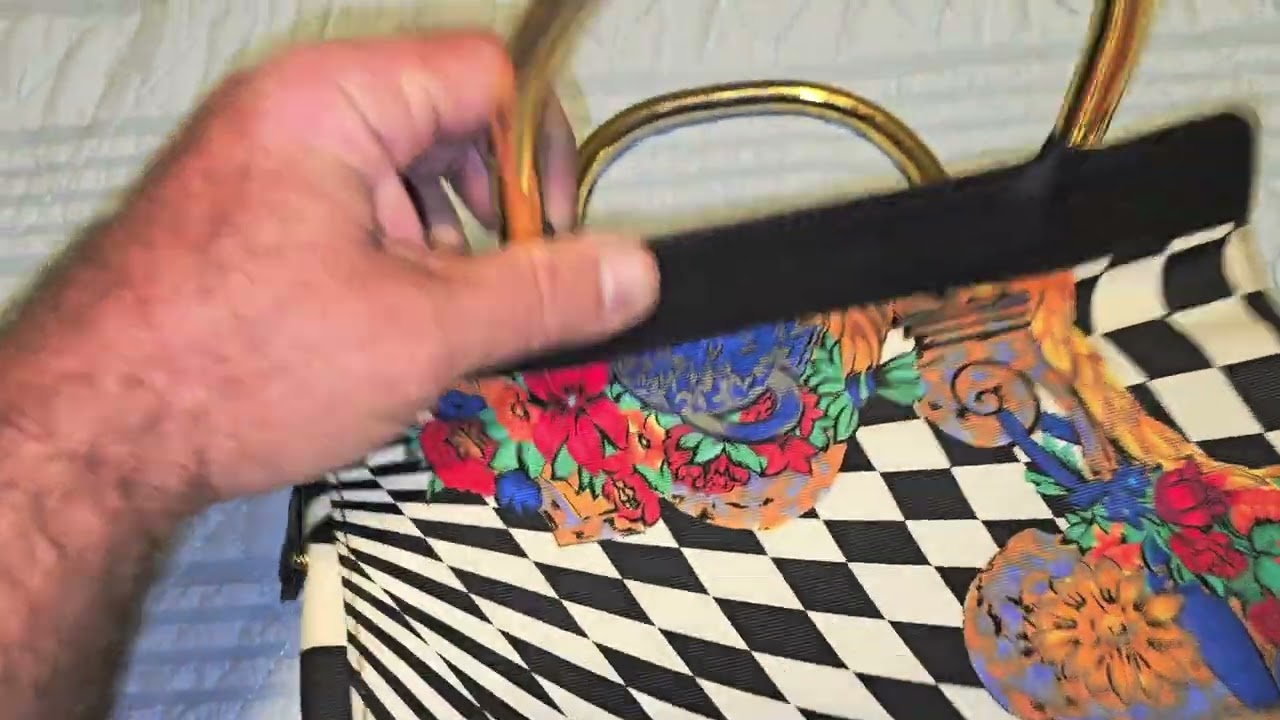 Винтажная сумка Gianni Versace из коллекции Mr Sunshine от Versace.