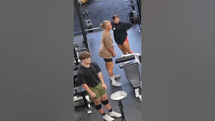 When The Whole Gym Watches You Lift…👀 - DayDayNews