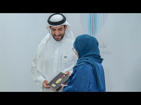 قرينة حاكم الشارقة تمنح سلطان بن أحمد القاسمي وسام جواهر للعطاء