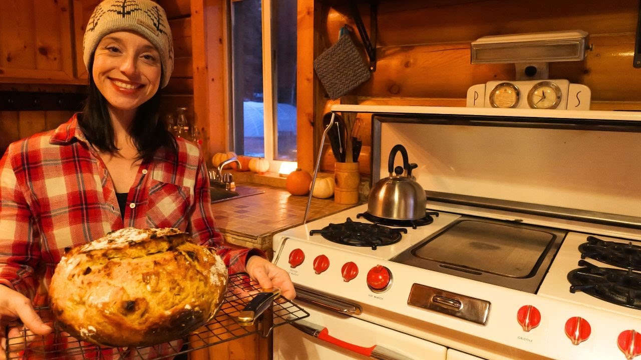 80-летняя печь времён Второй мировой войны | Выпекаем наш любимый осенний хлеб на закваске на отд...