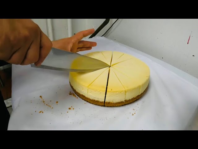 Tem dúvidas de como cortar bolo redondo? Fiz um vídeo rápido de como  corta-lo! 🚫Não corte como pizza🍕, em fatias triangulares! ➡️ A espessura  do corte, By Docinhos da Claudinha
