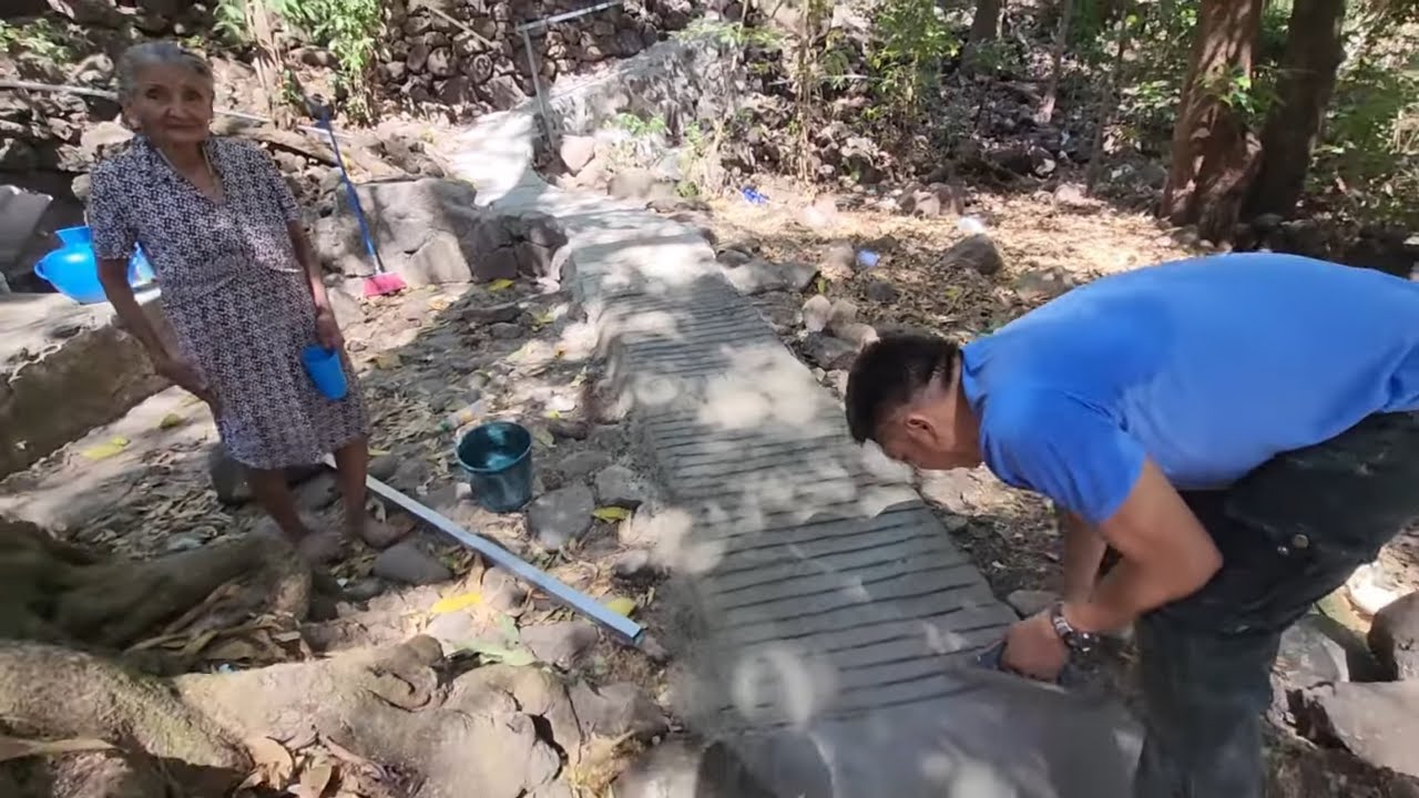 Así van los avances de la construcción del camino 🚨🚨🚨para este matrimonio que viven en una montaña 