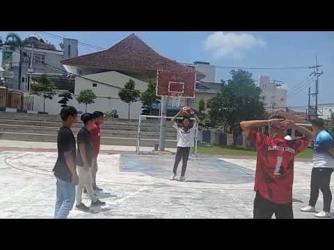 TEKNIK DASAR PASSING DALAM PEMBELAJARAN PERMAINAN BOLA BASKET UNTUK PEMULA.