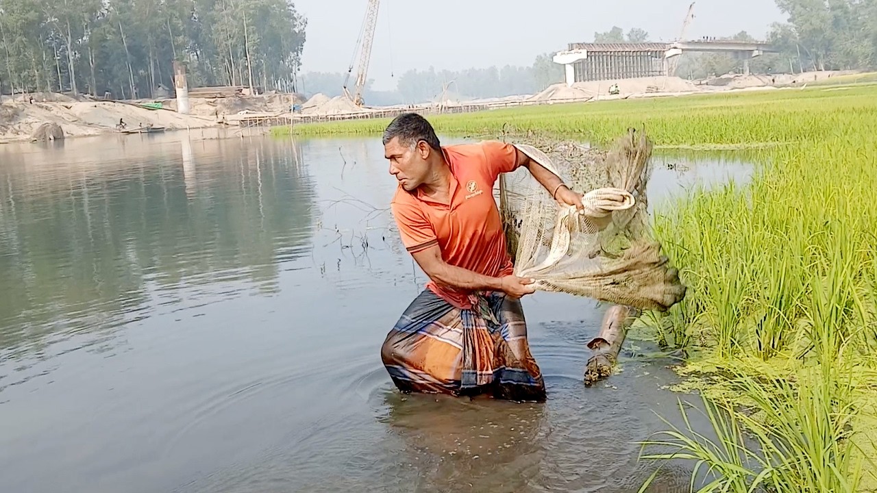 Amazing Net Fishing Skill - Traditional Village Fisherman’s - Best Fishing Video in River