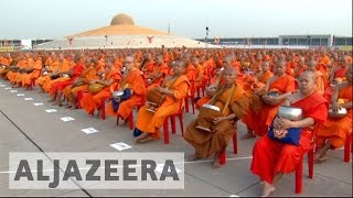 Thai temple standoff, thousands refuse to leave