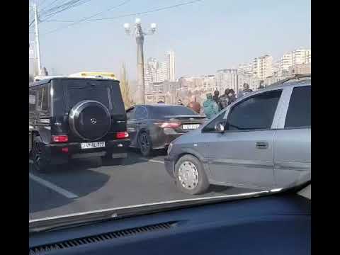 Քաղաքացին փորձում է իրեն ցած նետել «Հաղթանակի» կամուրջից