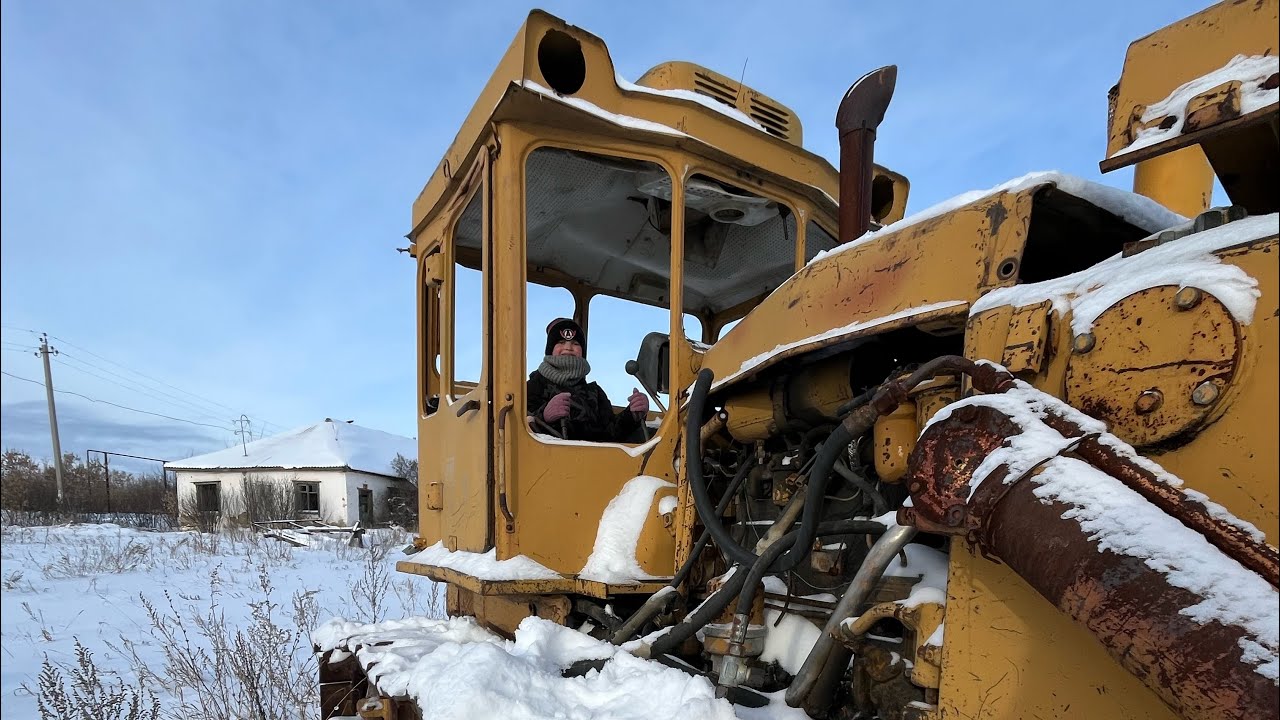 Нашли заброшенный ржавый бульдозер 