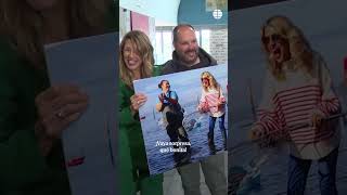 Yolanda Díaz recibe un regalo sorpresa durante su visita a Galicia: "¡Ostras, qué bonita, tío!"