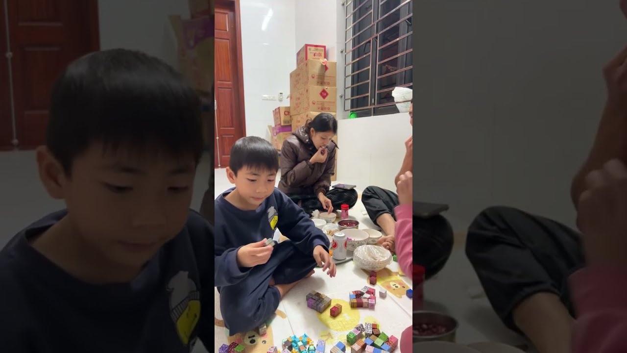 Bữa cơm tối của vợ chồng anh công nhân cùng các con