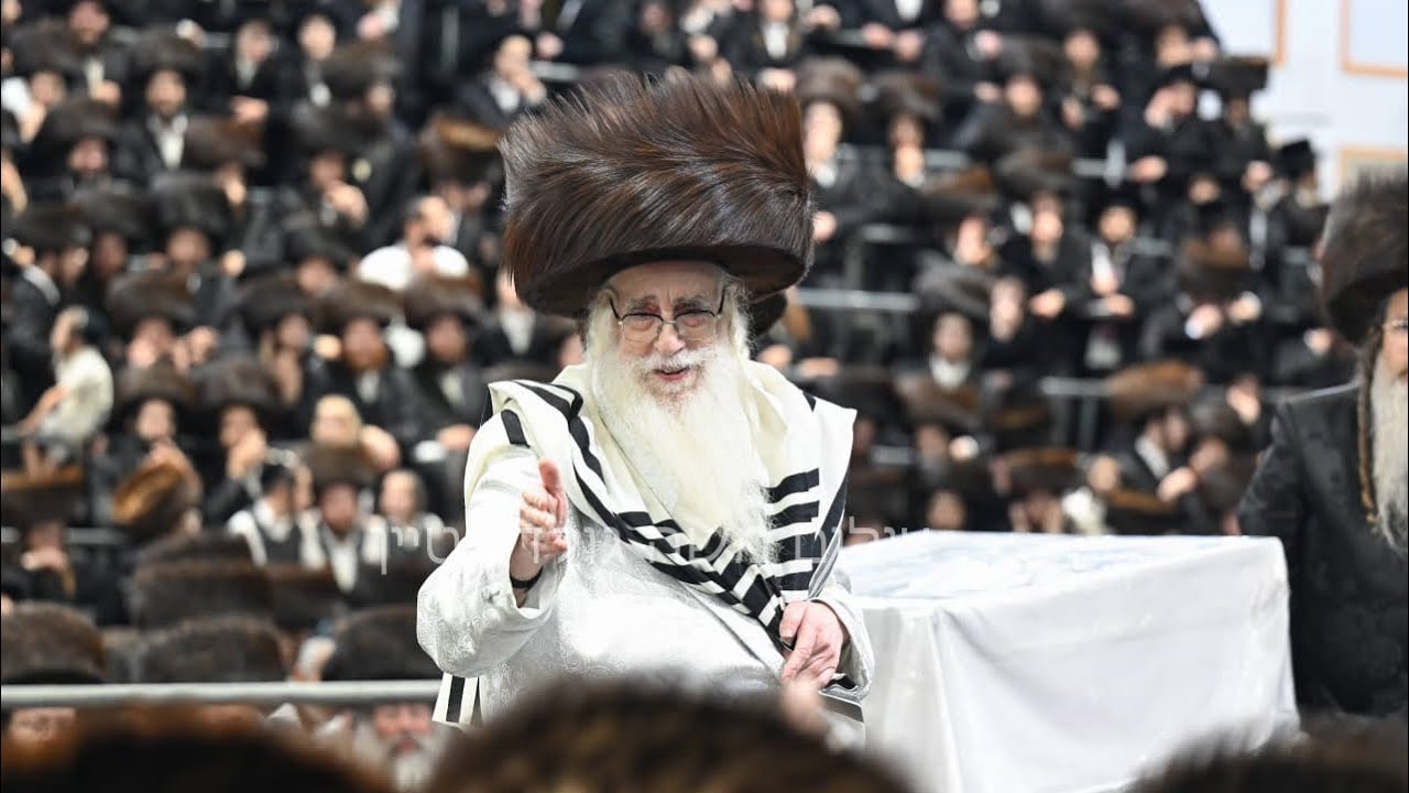 טיש נעילת החג במוצאי שמחת תורה בחצר הקודש צאנז בראשות כ״ק האדמו״ר 