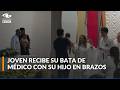 La historia detrás del video del joven médico que celebra su logro académico junto a su bebé