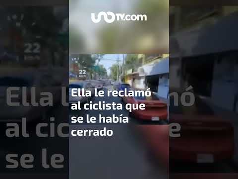 Captan pelea entre ciclista y mujer en scooter en CDMX