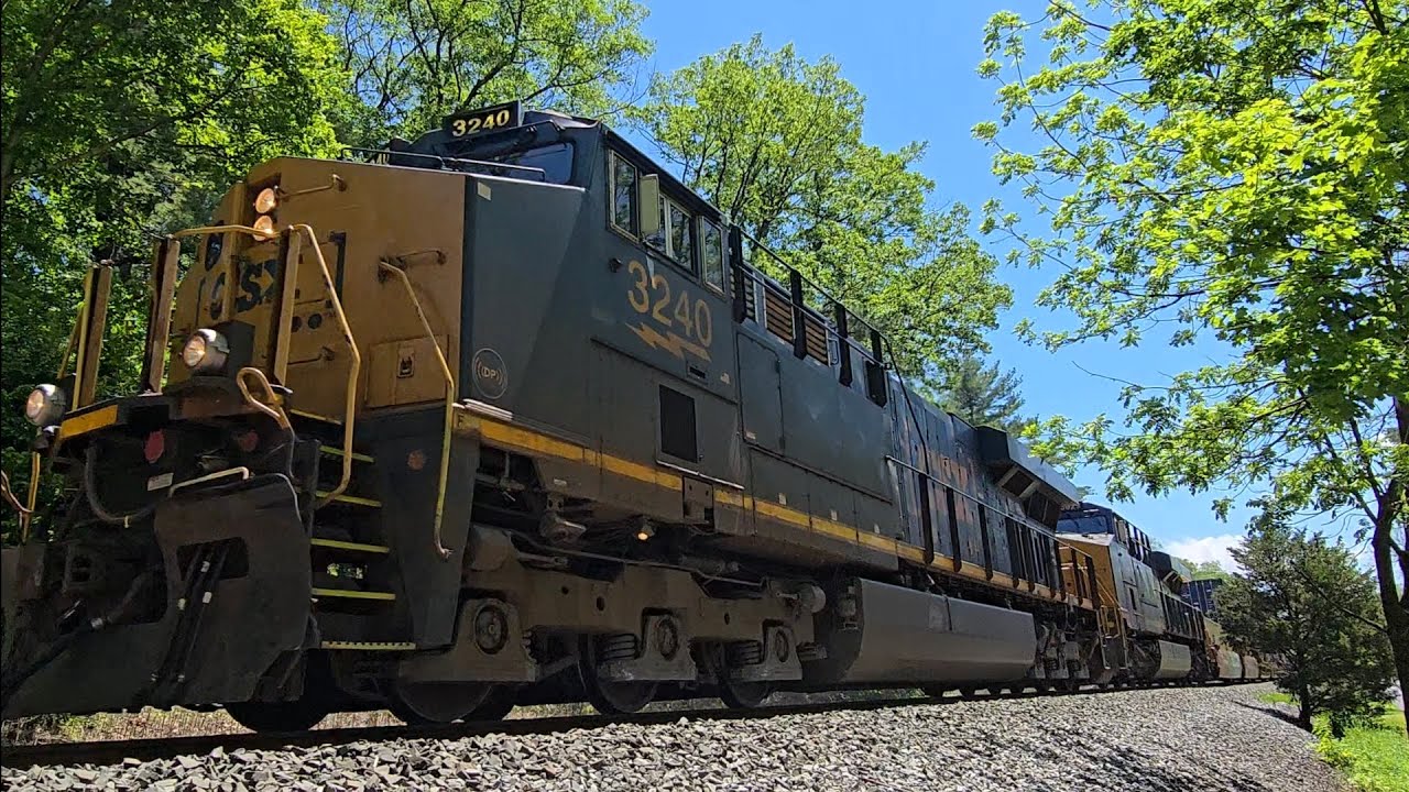 CSX Freight Train Locomotive 3240 tearing through Saugerties NY (ASMR ...