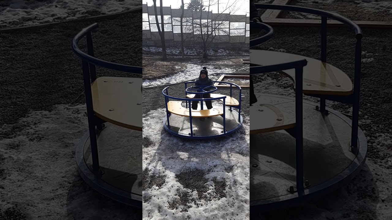 Карусель раскрутили машиной
