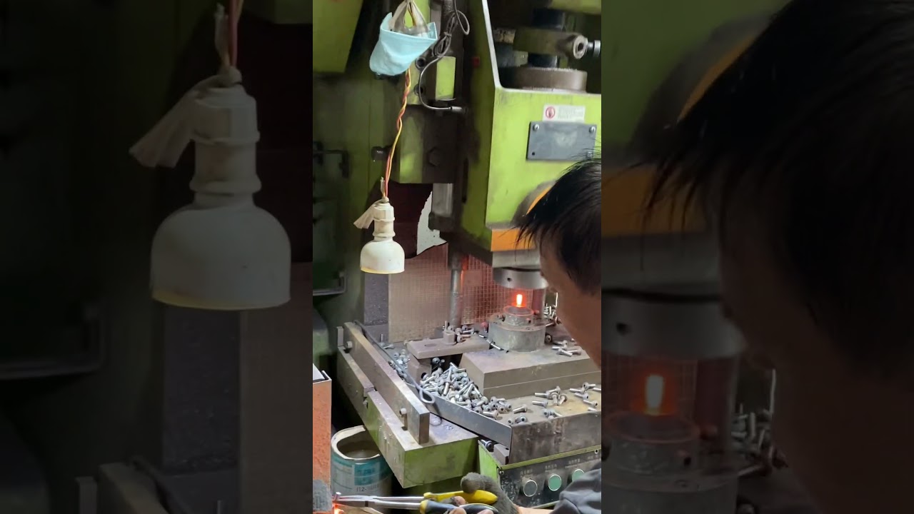 Production process of titanium bolt heads 