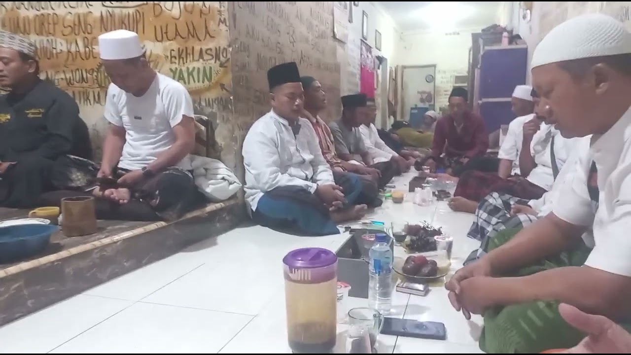 Makan malam di awali tahlil jama'ah wali