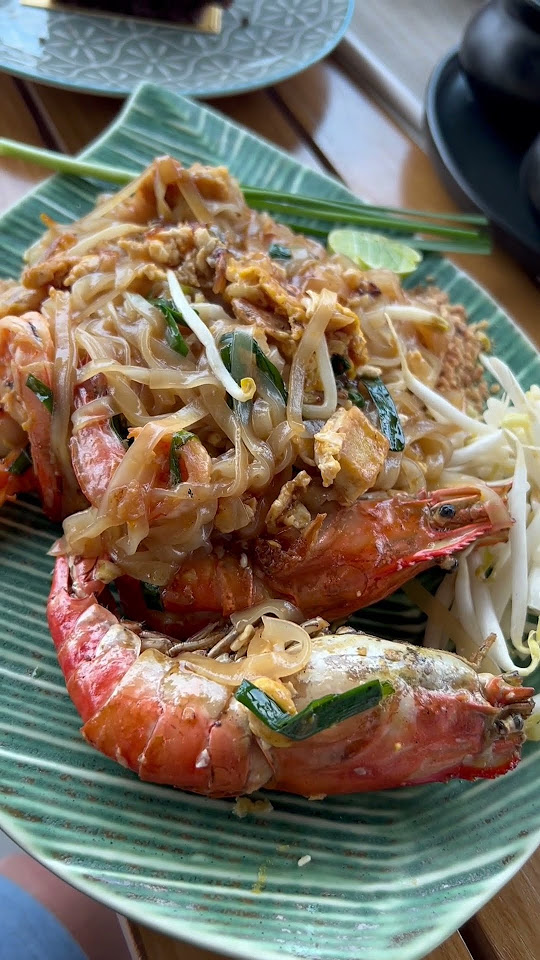 Pakistani Family Eating PadThai Kung Aroy Mak Mak Thailand pakistani-family-eating-padthai-kung-aroy-mak-mak-thailand