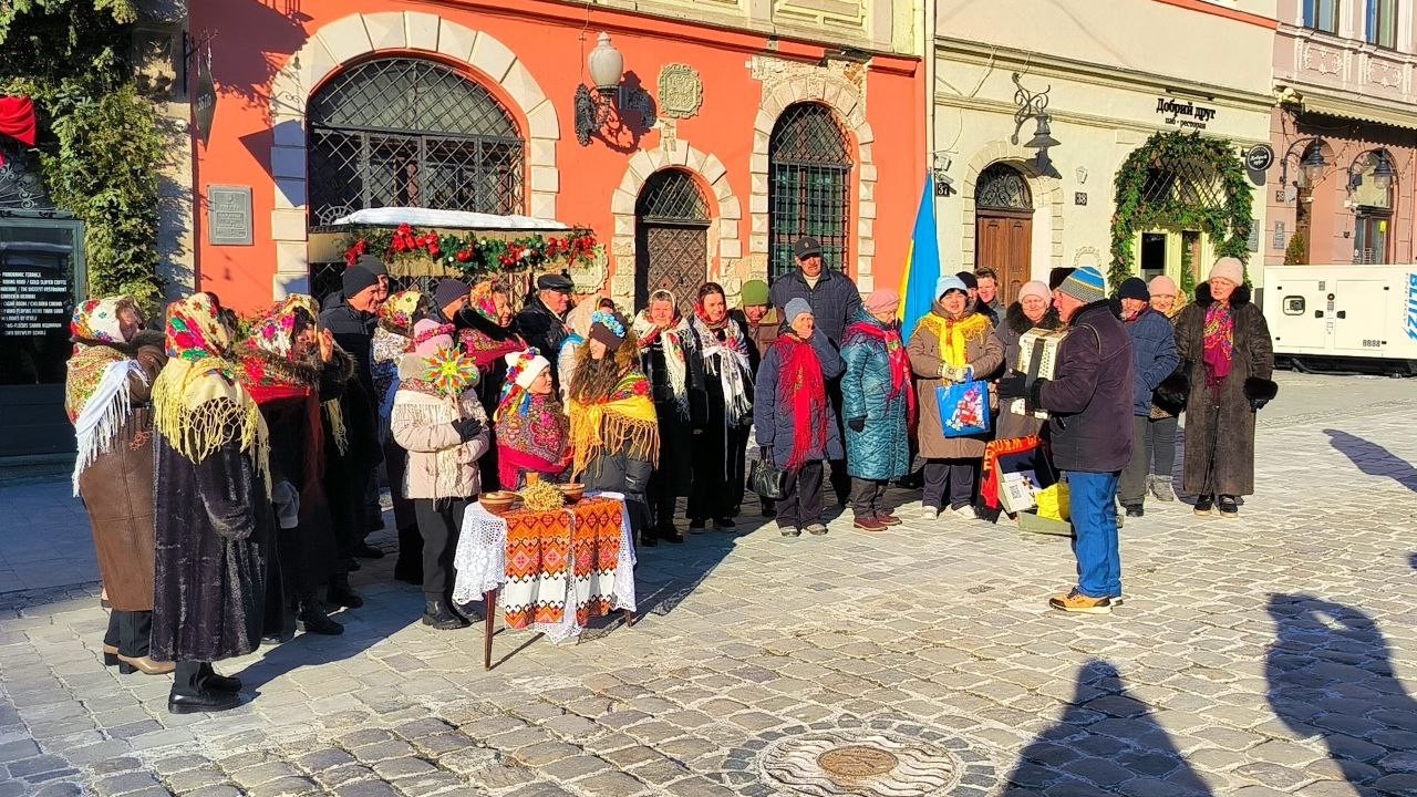 Що відбувається на Площі Ринок, який вигляд матиме McDonald's навпроти міськради, продаж свічок