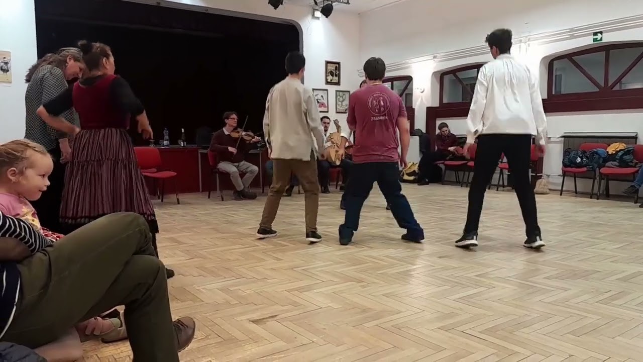 GÓLYAFÉSZEK KAMASZ ÉS FELNŐTT TÁNCHÁZ