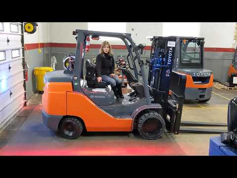 Video: Koj yuav hloov cov roj ntawm lub forklift Toyota li cas?