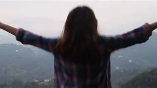 Kaya Mezarlarinda İnti̇har Etmek Üzere Olan Kizin Sahnesi̇ Ik Ünören