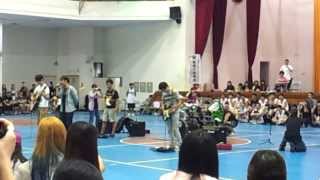 20130910蕭敬騰喜鵲VS新竹中華大學友誼賽-還貼心的提醒我們鼓手換了喔!..拜託..我們眼睛沒離開過你..好嗎!!!