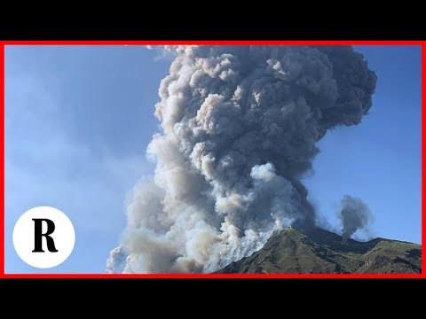 Stromboli, i turisti osservano la colonna di fumo: "Chi viene a spegnere gli incendi?"