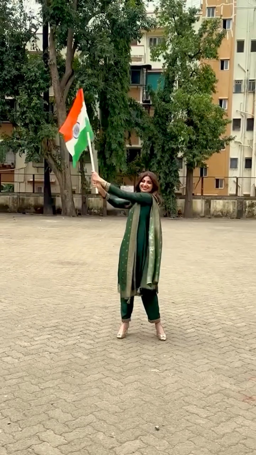 Shilpa Shetty Waves the Flag with Pride on 76th Republic Day? #shorts #shilpashetty