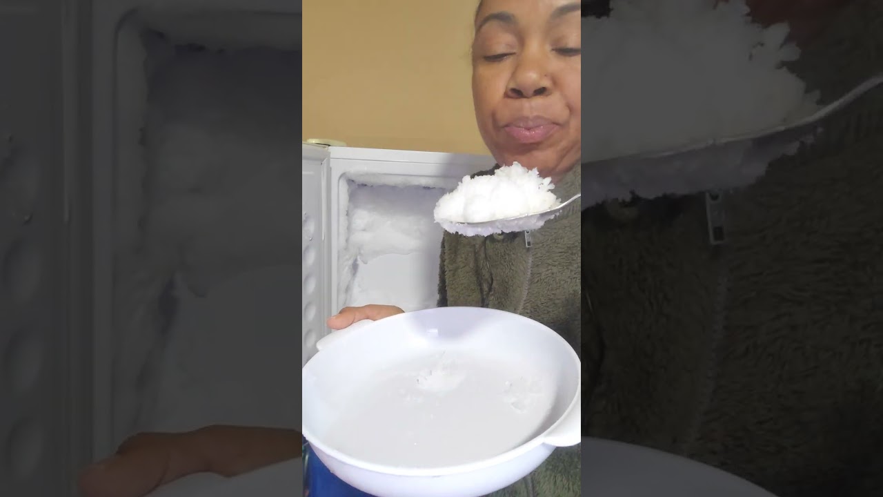 ASMR/EATING ICE FROM THE SMALL FREEZER ❄️🧊