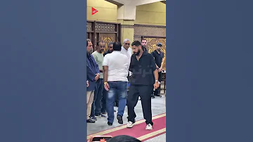 المخرج محمود شاهين يحتضن نجل تيمور تيمور ويستقيل الوداع بجواره 