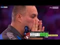 HE'S ONLY GONE AND DONE IT ON HIS DEBUT! 🤩 | World Championship Day 1