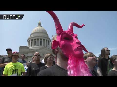 RAW: Christians protest against Satanists' Baphomet statue in Little Rock 