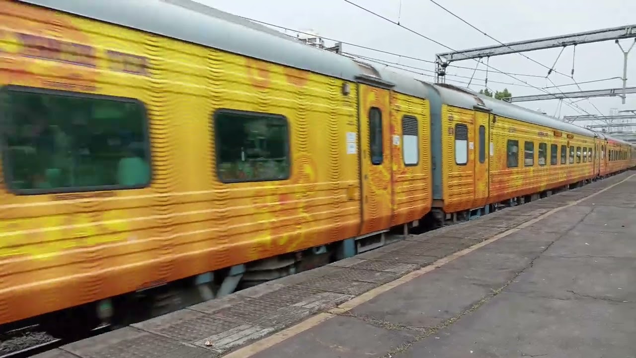 12951 MUMBAI TO NEW DELHI & 12953 AUGUST KRANTI TEJAS RAJDHANI IS READY TO DEPART FROM BORIVALI #1k
